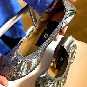 Brand new girls leather size 3 .  Name brand